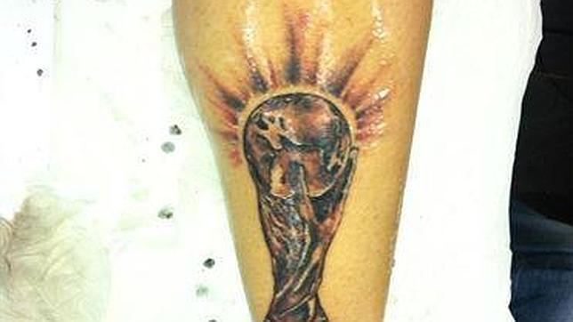 Sergio Ramos enseña en Twitter su nuevo tatuaje de la Copa del Mundo Sergio Ramos enseña en Twitter su nuevo tatuaje de la Copa del Mundo