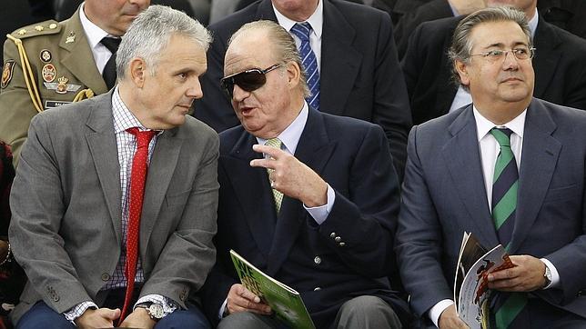 El Rey Don Juan Carlos charlando con el presidente de la Federacin Espaola de Tenis, Jos Luis Escauela en presencia del alcalde de Sevilla, Juan Ignacio Zoido