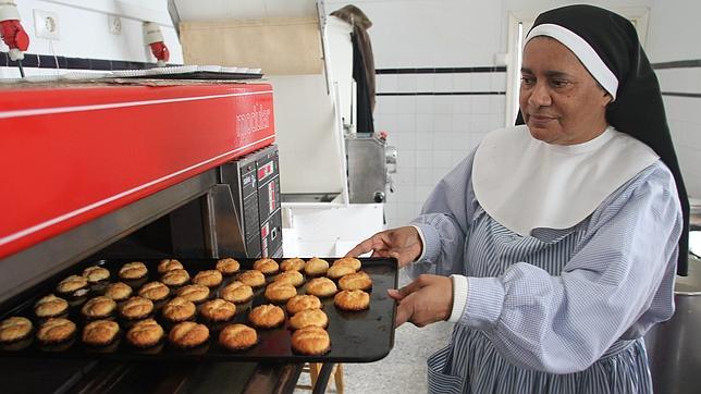 Sor Teresa saca del horno las exquisitas perrunillas de coco y huevo