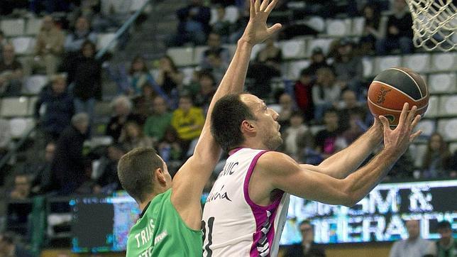 Luka Bogdanovic ataca el aro verdinegro ante la oposici�n del local Tr�as