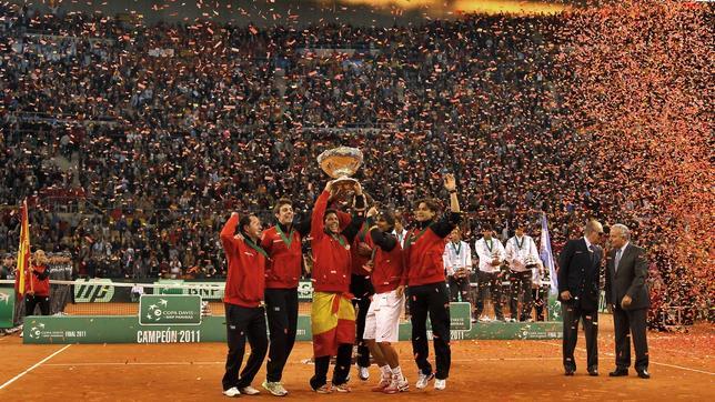 Los tenistas espaoles festejan la quinta Copa Davis conseguida ayer en Sevilla