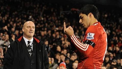 Luis Suárez, de nuevo en el punto de mira por una «peineta» Luis Suárez, de nuevo en el punto de mira por una «peineta»