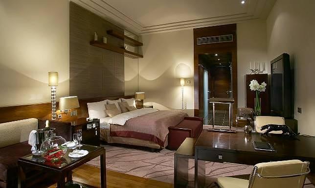 Gonzlez-Sinde cambia su hotel en Mosc por una suite de lujo