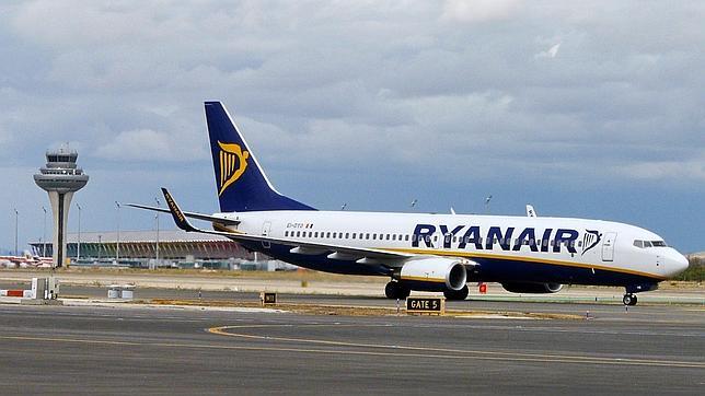 Ryanair cobrará entre 5 y 25 euros más por facturar las maletas en temporada alta Ryanair cobrará entre 5 y 25 euros más por facturar las maletas en temporada alta