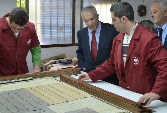 Javier Arenas, durante su visita de ayer a una f�brica de art�culos de piel en Ubrique