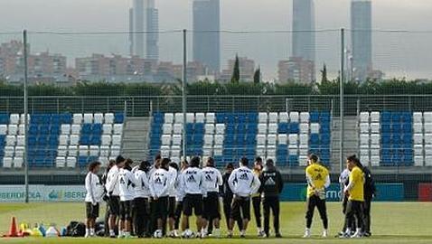 Doble charla de Mourinho para levantar el �nimo