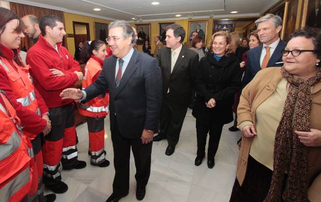 El alcalde, en presencia de Amalia Gmez y Espartaco, saluda a voluntarios de la Cruz Roja de Sevilla