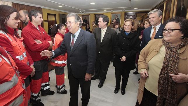 El alcalde, en presencia de Amalia G�mez y Espartaco, saluda a voluntarios de la Cruz Roja de Sevilla