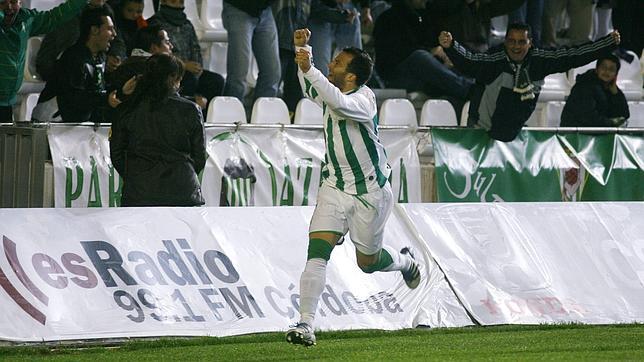 Pepe D�az se dirige hacia la grada en la celebraci�n del tanto marcado ayer ante el Betis