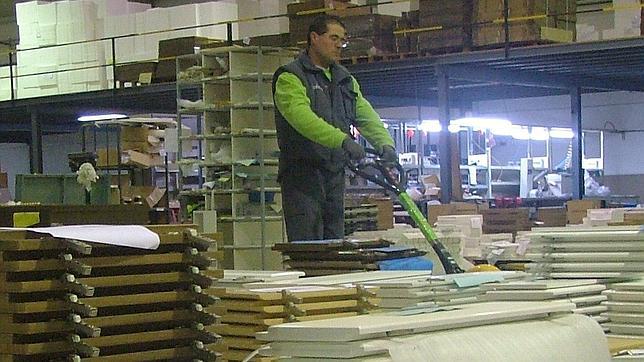 Un trabajador en una empresa de muebles de Villa del R�o