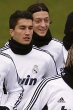 Ozil, a punto de caer víctima del trivote en el partido ante el Sevilla Ozil, a punto de caer víctima del trivote en el partido ante el Sevilla