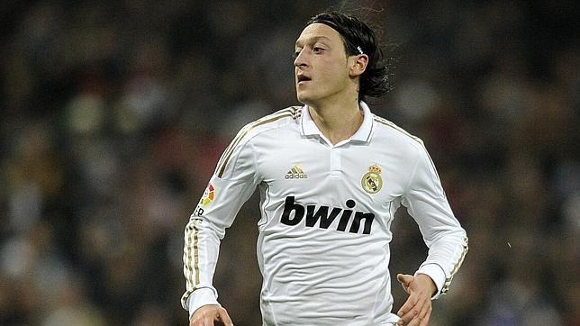 Ozil, a punto de caer víctima del trivote en el partido ante el Sevilla Ozil, a punto de caer víctima del trivote en el partido ante el Sevilla