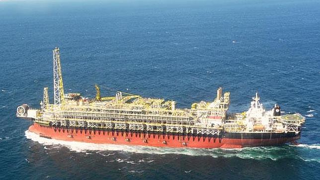 Brasil investiga si los restos de crudo que han llegado a una playa proceden de un petrolero Brasil investiga si los restos de crudo que han llegado a una playa proceden de un petrolero