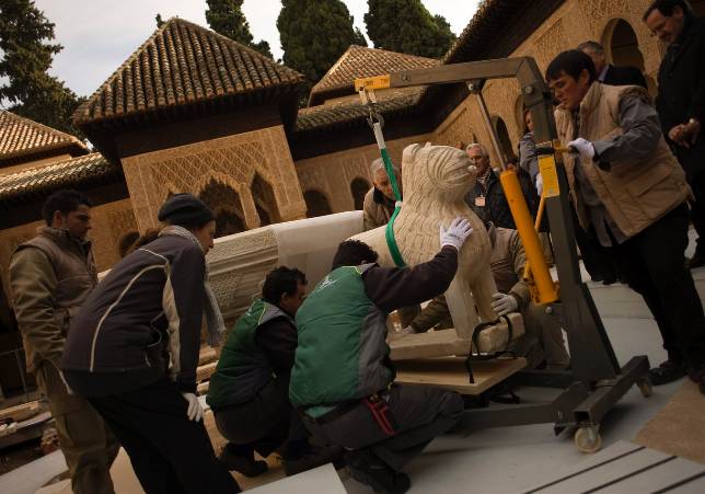 Los leones de la Alhambra regresan a su patio despus de la restauracin