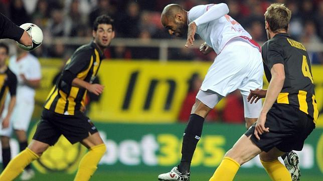 Kanouté pone al Sevilla en octavos Kanouté pone al Sevilla en octavos