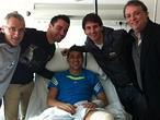 David Villa recibe en el hospital la copa del Mundial de clubes
