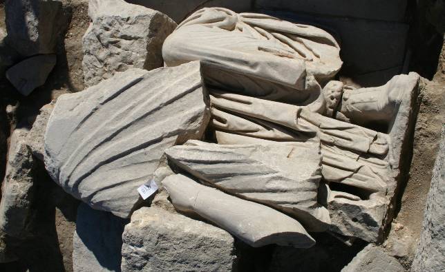 Hallan varias esculturas sedentes romanas en Torreparedones