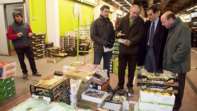 Nieto y el edil de Personal, Rafael Navas, siguen la charla de un mayorista de Mercac�rdoba, que a muy tempranas horas de ayer visit� el alcalde 