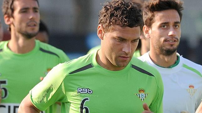 Dusko Tosic -en el centro-, en un entrenamiento del Betis