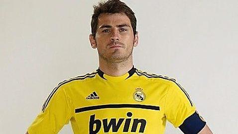 Casillas se apunta a las inocentadas y anuncia que deja el Madrid Casillas se apunta a las inocentadas y anuncia que deja el Madrid