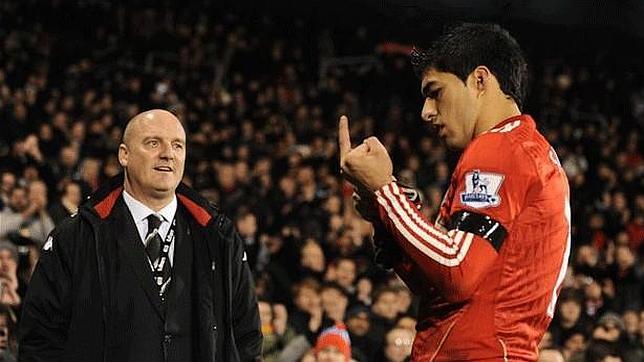 Otro partido de sanción para Luis Suárez por su peineta a la afición del Fulham Otro partido de sanción para Luis Suárez por su peineta a la afición del Fulham