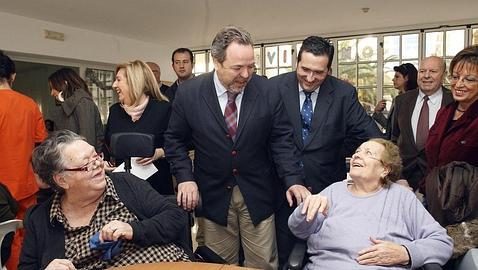 Labrador destaca el esfuerzo realizado por los mayores durante su visita a una residencia de Socullamos