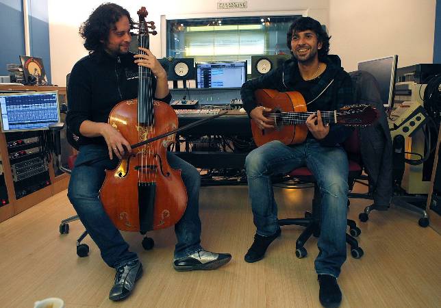 Fahmi Alqhai y Arc�ngel, en un descanso de la grabaci�n realizada ayer en los estudios Sputnik de Sevilla