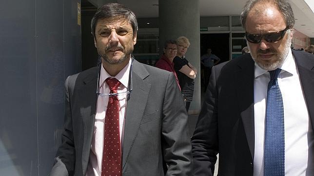 Mellet -a la izquierda-, acompa�ado de su abogado