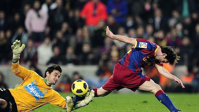 Casto le arrebata un baln a Messi durante el ltimo Barcelona-Betis, en la Copa