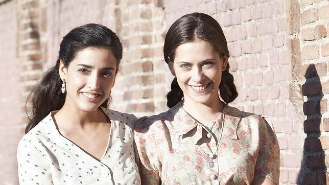 Inma Cuesta (i) junto a Mar�a Le�n (d), caracterizadas para la pel�cula �La voz dormida�