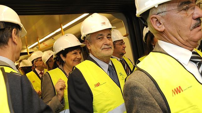El presidente andaluz, Jos Antonio Grin, se subi ayer a los vagones del futuro Metro de Mlaga, que no se inaugura hasta 2013