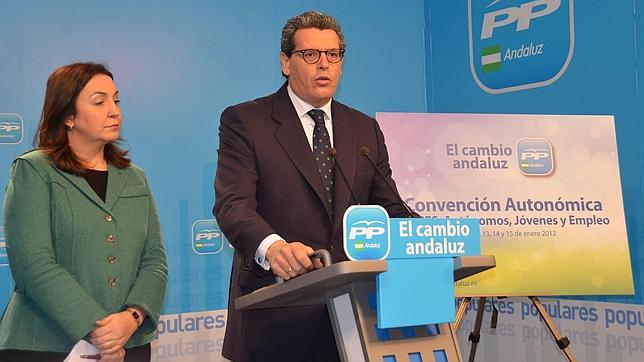 Los representantes del PP, Ricardo Tarno Y Ana María Corredera, esta