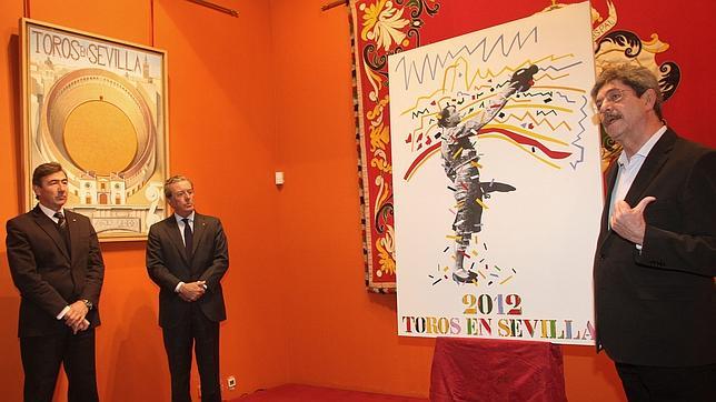 Santiago Le�n Domecq, Javier Benjumea y Juan Bosco D�az-Urmeneta, junto al cartel de Manolo Vald�s