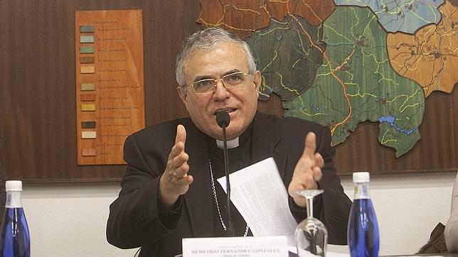 El obispo en su comparecencia de ayer en el Palacio Episcopal