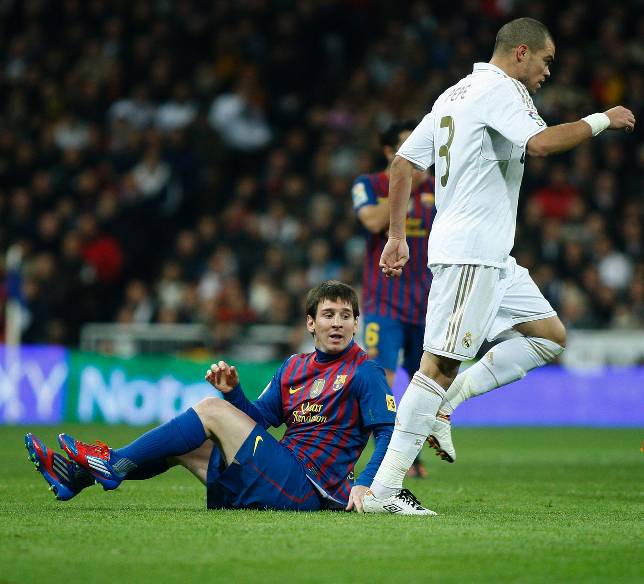 Momento en el que Pepe pisa a Messi en una mano