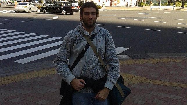 Daniel Acuyo posa en una calle de Tokio