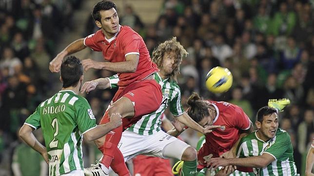 Spahic y Ca�as en primer plano, en una jugada a bal�n parado