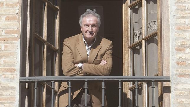 Manuel Pérez Yruela, en el balcón de su despacho del IESA, de cuyo centro fue director