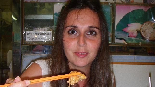 Mar�a Molino probando un plato de Shangai, donde residi� en 2011