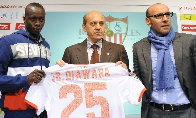 El nuevo fichaje del Sevilla, Bab, posa con el presidente del Sevilla, Del Nido, y el director deportivo, Monchi