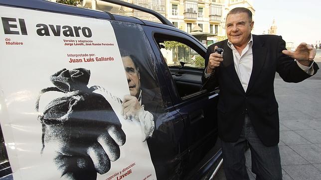 Juan Luis Galiardo promociona su obra �El Avaro� en el Altozano de Triana