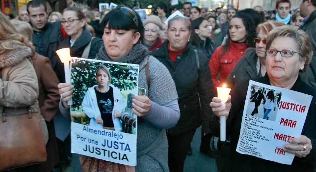 Muchos de los manifestantes portaban velas blancas en recuerdo de la muchacha