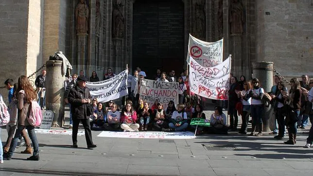 Opositores contra el decreto 302 realizaron una sentada a los pies de la Catedral de Sevilla