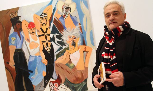 Rafael Agredano ante uno de los cuadros de la serie titulada �Los sucesos de Avignon�