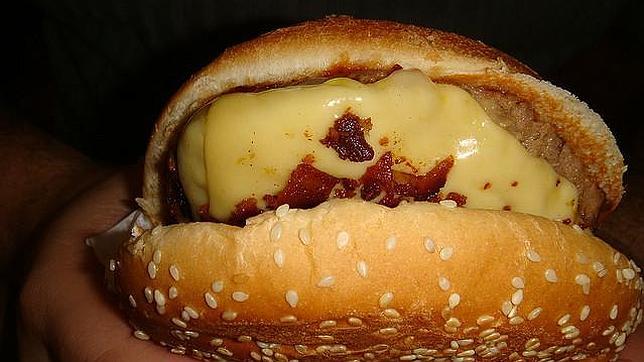 Comer muchas hamburguesas fomenta el asma Comer muchas hamburguesas fomenta el asma