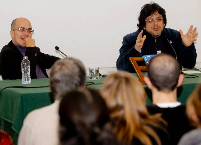 Jorge Volpi junto a Fernando Iwasaki, que present ayer el ensayo del escritor mexicano