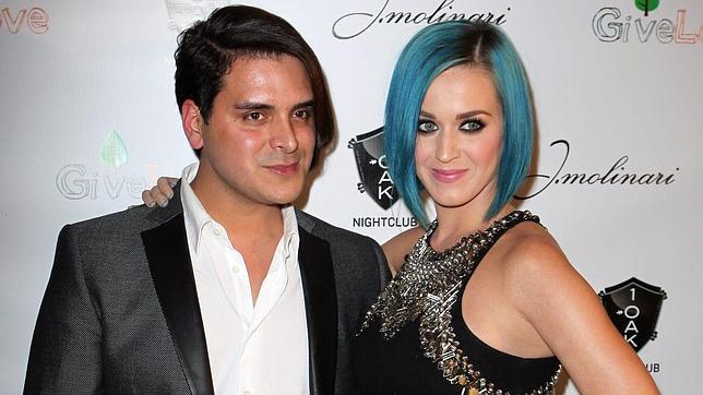 La cantante Katy Perry, junto al actor y dise�ador de joyas, Markus Molinari en un acto reciente