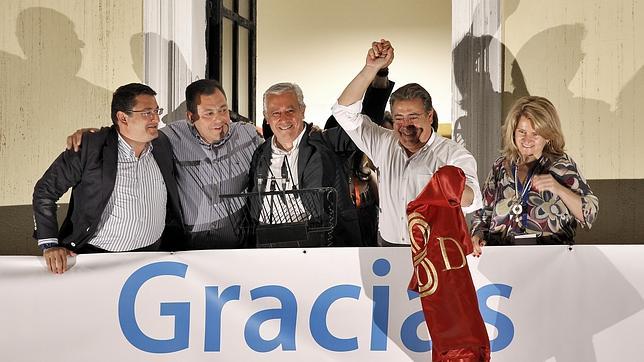 Antonio Sanz, Jos Luis Sanz, Juan Ignacio Zoido y su mujer, festejando en el balcn de la sede del PP en Sevilla la victoria de los populares en las pasadas elecciones municipales