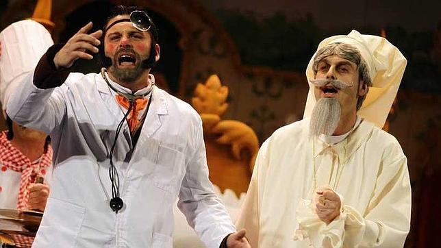 La chirigota �Los herederos del conde de Salvatierra...�, en un momento de su actuaci�n en preliminares