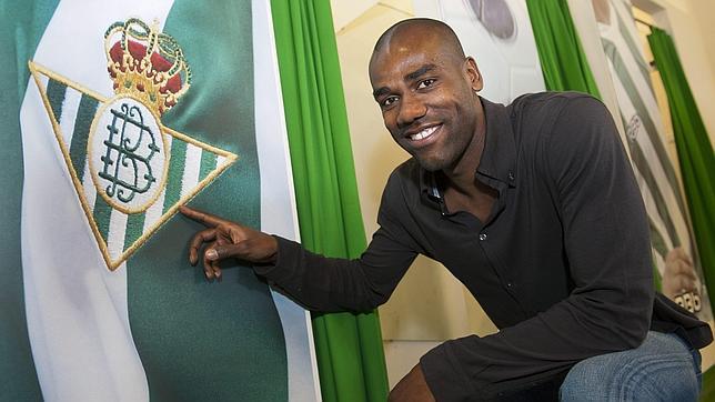 Paulao se�ala el escudo del Betis en la tienda oficial del club